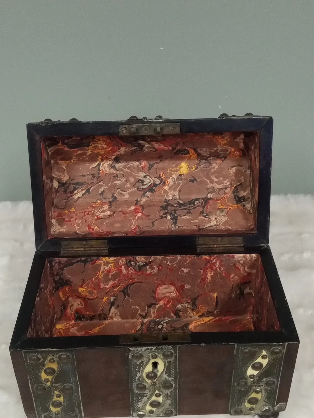 19th Century Burled Walnut Wood English Tea Box With Bone Details
